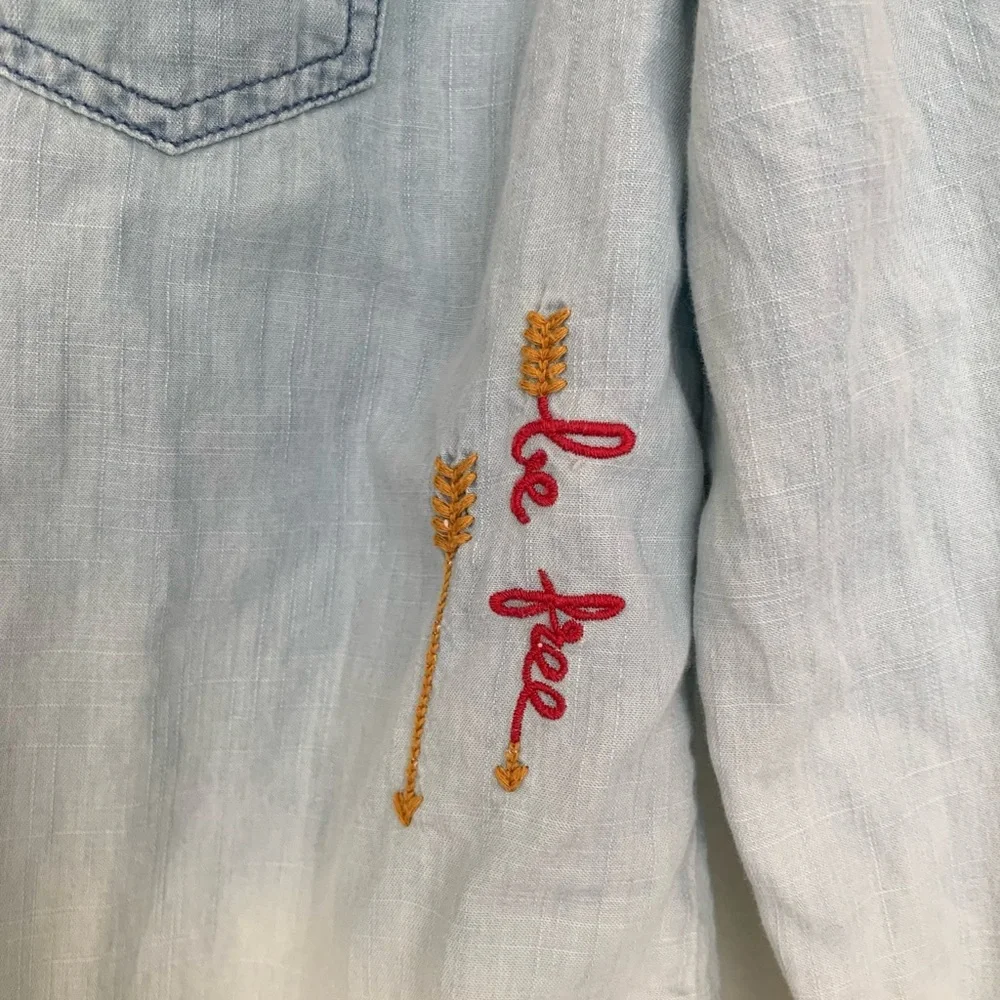 🪴Arizona denim blue embroidered button-up shirt top - Picture 3 of 6